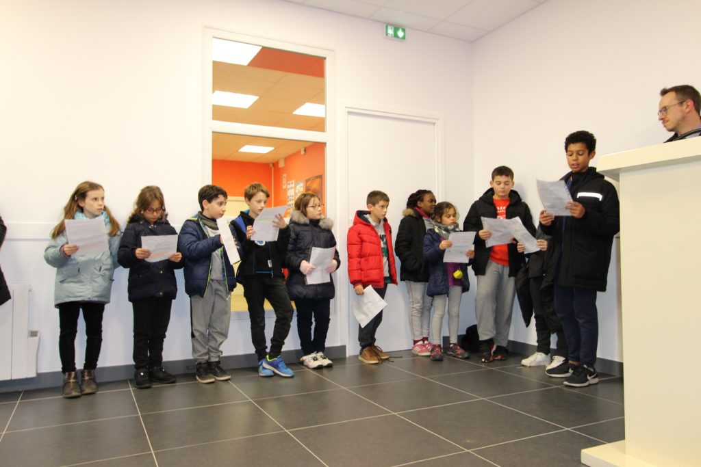 Les enfants fêtent leur nouvelle école