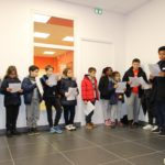 Les enfants fêtent leur nouvelle école