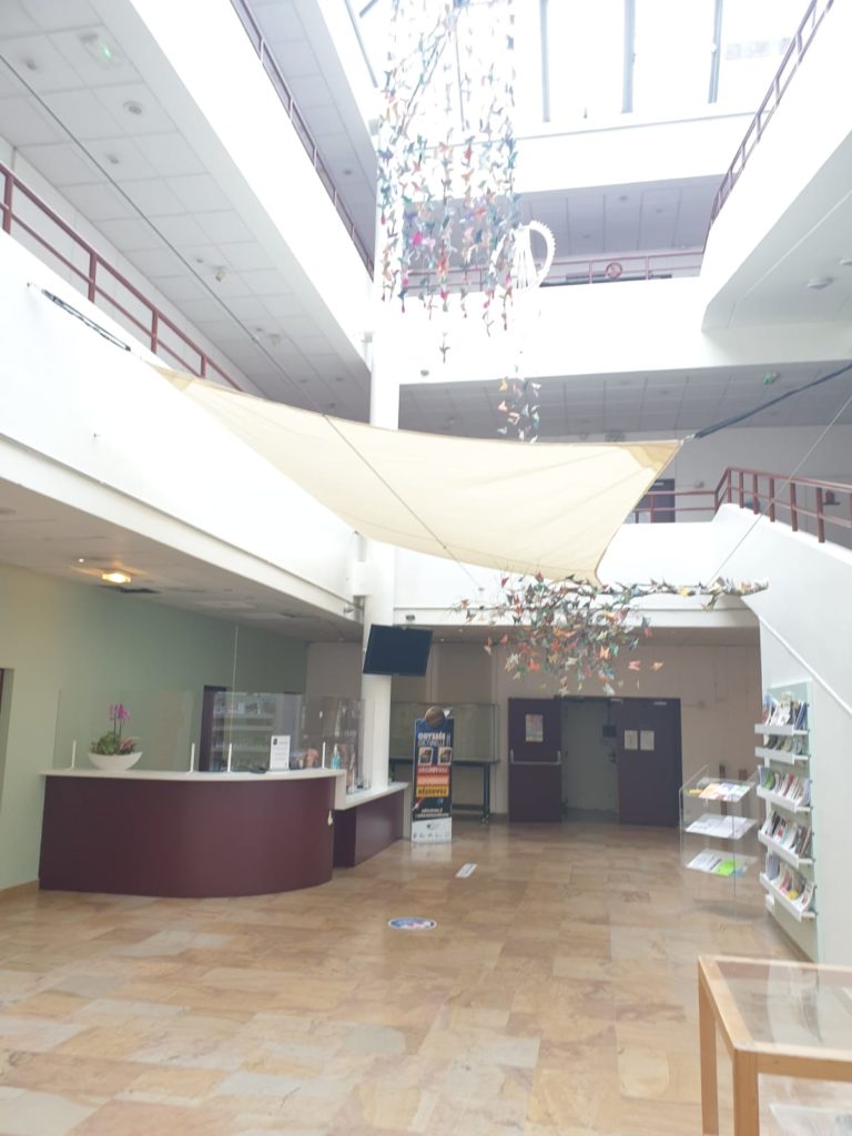 Nouveau traitement du hall magistral de l'Espace Saint-Jean accueillant l'Office du Tourisme